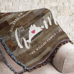 Manta Martha's Vineyard Home Town Personalized Wood Look<br><div class="desc">Muestra algo de orgullo en la ciudad natal con esta hermosa y rústica manta de tiros de madera falsa con letras en letras de caligrafía blanca "casa" con un mapa de siluetas del viñedo de Martha de pie para la letra "O". Un ilustracion de corazón rosa dentro del mapa de...</div>