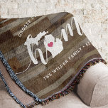 Manta Michigan - El aspecto de la madera rusa personaliz<br><div class="desc">Muestra algo de orgullo en el estado de su casa con esta linda manta rústica de tiros de madera en imitación de "casa" con letras en letras de caligrafía blanca con un mapa de silueta del estado de Michigan representando la letra "O". Un ilustracion de corazón rosa dentro del mapa...</div>