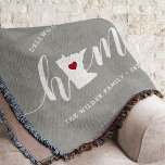 Manta Minnesota Estado de origen personalizado<br><div class="desc">Muestra algo de orgullo en el estado de casa con esta linda y rústica manta de tiros grises que muestra "casa" con letras de caligrafía blanca con un mapa de siluetas del estado de Minnesota parado por la letra "O". Un ilustracion de corazón rojo dentro del mapa de estado completa...</div>