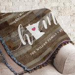 Manta Minnesota Home State Personalizado Wood Look<br><div class="desc">Muestra algo de orgullo en el estado de casa con esta linda y rústica manta de tiros de madera en imitación de "casa" con letras en letras de caligrafía blanca con un mapa de silueta del estado de Minnesota representando la letra "O". Un ilustracion de corazón rosa dentro del mapa...</div>