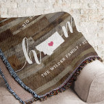 Manta Montana Home State Personalizada Wood Look<br><div class="desc">Muestra algo de orgullo en el estado de casa con esta bonita y rústica manta de tiros de madera en imitación de "casa" con letras en letras de caligrafía blanca con un mapa de silueta del estado de Montana representando la letra "O". Un ilustracion de corazón rosa dentro del mapa...</div>