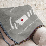 Manta Montana Home State Personalizado<br><div class="desc">Muestra algo de orgullo en el estado de casa con esta linda manta rústica de tiros grises que muestra "casa" con letras de caligrafía blanca con un mapa de siluetas del estado de Montana parado en la letra "O". Un ilustracion de corazón rojo dentro del mapa de estado completa el...</div>