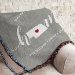 Manta Nebraska Home State Personalizado<br><div class="desc">Muestra algo de orgullo en el estado de casa con esta linda manta rústica de tiros grises que muestra "casa" con letras de caligrafía blanca con un mapa de siluetas del estado de Nebraska parado en la letra "O". Un ilustracion de corazón rojo dentro del mapa de estado completa el...</div>