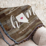 Manta Nevada Home State Personalizada Wood Look<br><div class="desc">Muestra algo de orgullo en el estado de su casa con esta linda manta rústica de tiros de madera en imitación de "casa" con letras en letras de caligrafía blanca con un mapa de silueta del estado de Nevada parado en la letra "O". Un ilustracion de corazón rosa dentro del...</div>