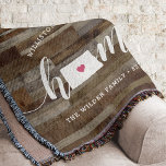 Manta North Dakota Home State Personalizada Wood Look<br><div class="desc">Muestra algo de orgullo en el estado de tu hogar con esta linda y rústica manta de tiros de madera en imitación de "casa" con letras en letras de caligrafía blanca con un mapa de siluetas del estado de Dakota del Norte representando la letra "O". Un ilustracion de corazón rosa...</div>