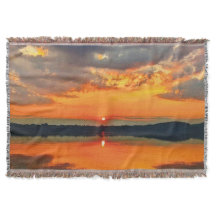 Nubes brillantes al amanecer