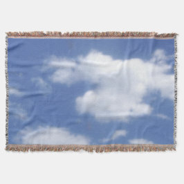Manta nubes en cielo azul