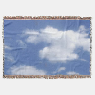 Manta nubes en cielo azul