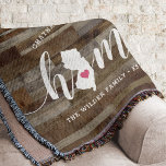 Manta Nueva Jersey Home State Personalizada Wood Look<br><div class="desc">Muestra algo de orgullo en el estado de casa con esta bonita y rústica manta de tiros de madera en imitación de "casa" con letras en letras de caligrafía blanca con un mapa de silueta del estado de Nueva Jersey que representa la letra "O". Un ilustracion de corazón rosa dentro...</div>