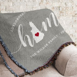 Manta Nuevo estado de hogar de Hampshire personalizado<br><div class="desc">Muestra algo de orgullo en el estado de casa con esta bonita y rústica manta de tiros grises que muestra "casa" con letras de caligrafía blanca con un mapa de siluetas del estado de New Hampshire representando la letra "O". Un ilustracion de corazón rojo dentro del mapa de estado completa...</div>