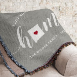 Manta Nuevo México Estado de origen personalizado<br><div class="desc">Muestra algo de orgullo en el estado de casa con esta linda manta rústica de tiros grises que muestra "casa" con letras de caligrafía blanca con un mapa de siluetas del estado de Nuevo México representando la letra "O". Un ilustracion de corazón rojo dentro del mapa de estado completa el...</div>
