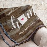 Manta Nuevo México Estado Hogar Rústico Personalizado<br><div class="desc">Muestra algo de orgullo en el estado de casa con esta bonita y rústica manta de tiros de madera en imitación de "casa" con letras en letras de caligrafía blanca con un mapa de silueta del estado de Nuevo México representando la letra "O". Un ilustracion de corazón rosa dentro del...</div>