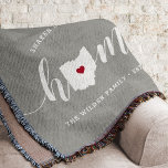 Manta Ohio Home State Personalizado<br><div class="desc">Muestra algo de orgullo en el estado de casa con esta linda y rústica manta de tiros grises que muestra "casa" con letras de caligrafía blanca con un mapa de siluetas del estado de Ohio parado en la letra "O". Un ilustracion de corazón rojo dentro del mapa de estado completa...</div>