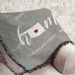 Manta Oklahoma Home State Personalizado<br><div class="desc">Muestra algo de orgullo en el estado de casa con esta bonita y rústica manta de tiros grises que muestra "casa" con letras de caligrafía blanca con un mapa de siluetas del estado de Oklahoma que representa la letra "O". Un ilustracion de corazón rojo dentro del mapa de estado completa...</div>