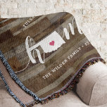 Manta Oklahoma Home State Personalizado Wood Look<br><div class="desc">Muestra algo de orgullo en el estado de casa con esta bonita y rústica manta de tiros de madera en imitación de "casa" con letras en letras de caligrafía blanca con un mapa de siluetas del estado de Oklahoma representando la letra "O". Un ilustracion de corazón rosa dentro del mapa...</div>