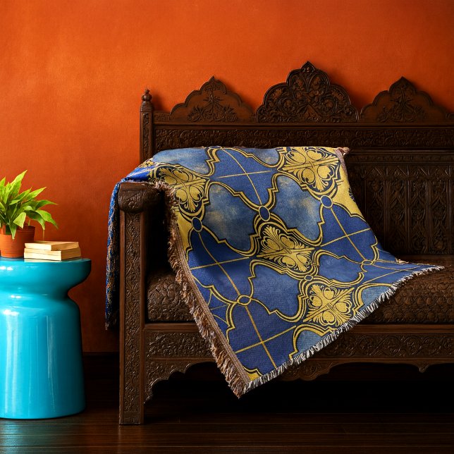 Manta Patrón Marroquí Quatrefolios Cobalto Oro Azul (Ornate blue and gold Moroccan pattern throw blanket in situ on traditional Moroccan furniture)