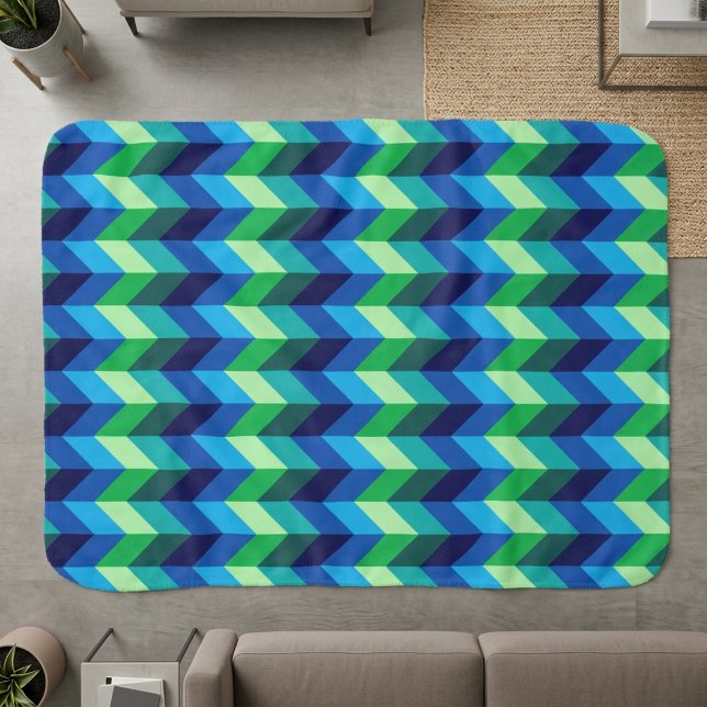 Manta pequeña sherpa con chevrones ombre verde azu (Blue Green Ombre Chevrons Small Sherpa Blanket on the floor of a modern style living room.)