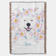 Perro Samoyed y flores rosadas