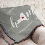 Manta Personalización del estado del hogar de Nueva York<br><div class="desc">Muestra algo de orgullo en el estado de casa con esta linda manta rústica de tiros grises que muestra "casa" con letras de caligrafía blanca con un mapa de siluetas del estado de Nueva York representando la letra "O". Un ilustracion de corazón rojo dentro del mapa de estado completa el...</div>