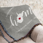 Manta Personalización del estado del hogar de Virginia O<br><div class="desc">Muestra algo de orgullo del estado de casa con esta linda manta rústica de tiros grises que muestra "casa" con letras de caligrafía blanca con un mapa de siluetas del estado de Virginia Occidental parado en la letra "O". Un ilustracion de corazón rojo dentro del mapa de estado completa el...</div>