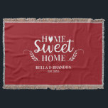 Manta personalizada para parejas de boda<br><div class="desc">Una manta acogedora con las palabras Hogar Dulce Hogar y tu nombre y fecha de boda. Personaliza esta manta roja y blanca para un hermoso regalo de boda. Otros colores disponibles. Diseñado para ti por Blackberry boulevard.</div>