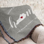 Manta Personalizado del estado de inicio de Kentucky<br><div class="desc">Muestra algo de orgullo en el estado de casa con esta linda manta rústica de tiros grises que muestra "casa" con letras de caligrafía blanca con un mapa de siluetas del estado de Kentucky parado por la letra "O". Un ilustracion de corazón rojo dentro del mapa de estado completa el...</div>