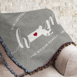 Manta Personalizado en estado de inicio de Massachusetts<br><div class="desc">Muestra algo de orgullo en el estado de casa con esta bonita y rústica manta de tiros grises que muestra "casa" con letras de caligrafía blanca con un mapa de siluetas del estado de Massachusetts esperando la letra "O". Un ilustracion de corazón rojo dentro del mapa de estado completa el...</div>