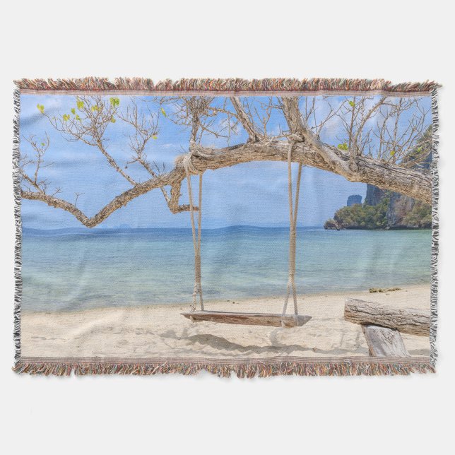 Manta Playa Swing Throw Blanket (A picturesque beach scene featuring a rustic wooden swing hanging from a sturdy tree branch.)