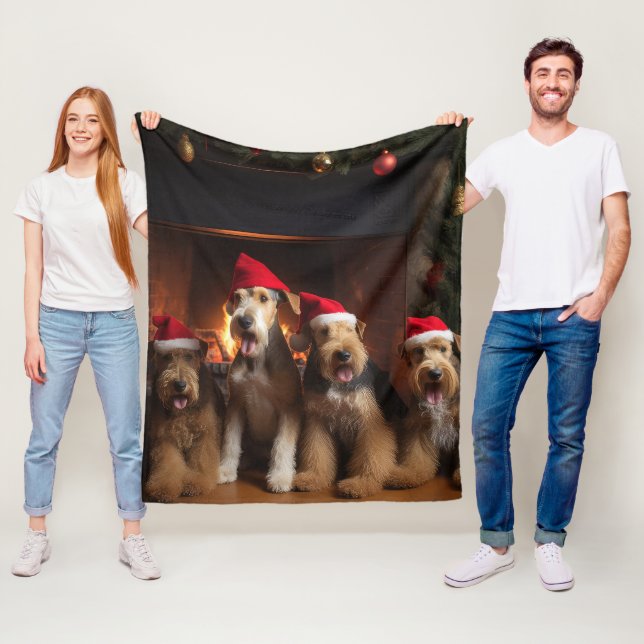 Manta Polar Airedale junto a la chimenea de Navidad (In situ)