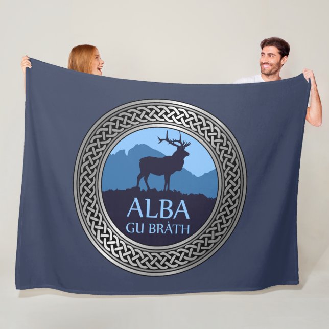 Manta Polar Alba Gu Brath Knot Fleece Blanket (In situ)
