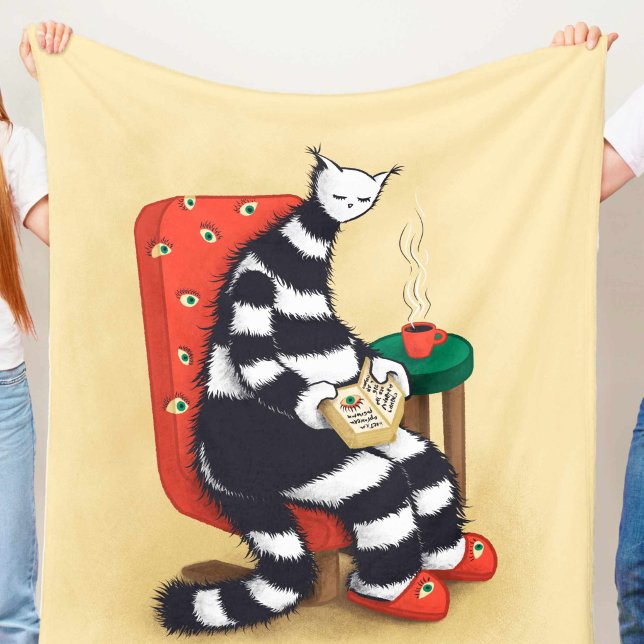 Manta Polar Amante de leer libro de gato (light beige blanket with weird reading cat character with book and coffee illustration held in hands)