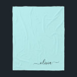 Manta Polar Aqua Blue Verde azulada Girly Script Monograma Nom<br><div class="desc">Monograma de guion Verde azulado azul Aqua Añadir Su Propio Nombre Fleece Blanket. Esto hace que el dulce perfecto cumpleaños 16,  boda,  ducha de novia,  aniversario,  ducha de bebé o fiesta de soltera sea regalo para alguien que ama el lujo glam y los estilos de moda.</div>
