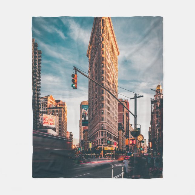 MANTA POLAR ARCHITECTURAL PHOTOGRAPHY OF BROWN BUILDING (Anverso)