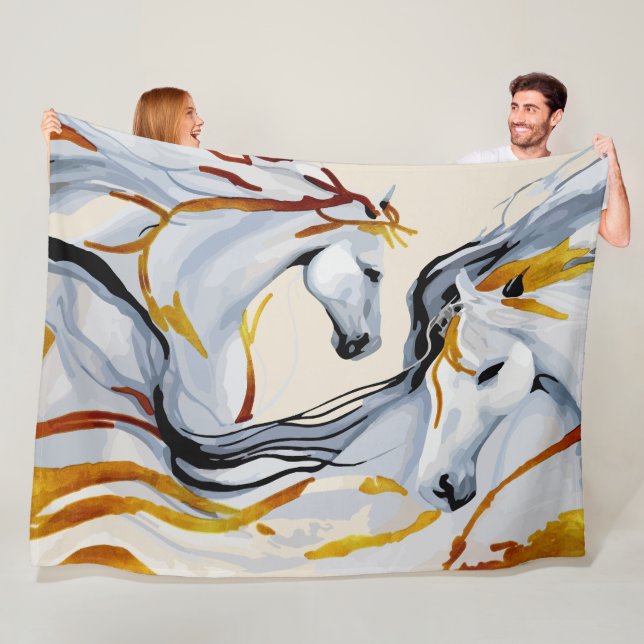 Manta Polar Armonía Dorada: Dos caballos en el reino de la fan (In situ)