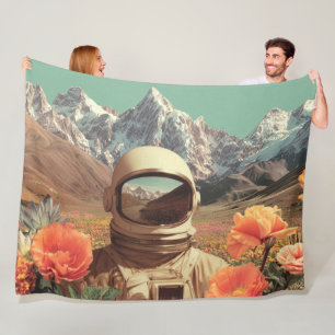 Manta Polar Astronauta Surrealista en Campo de Flores