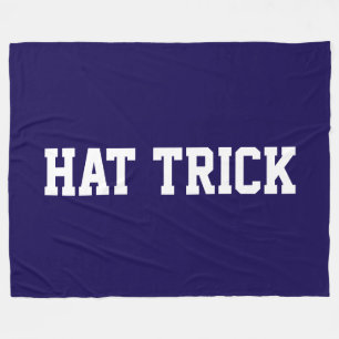Manta Polar Athletic Bold Texto de HAT TRICK Blanco Sobre Azul
