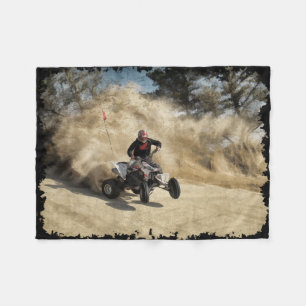 Manta Polar ATV en el camino de tierra en la nube de polvo