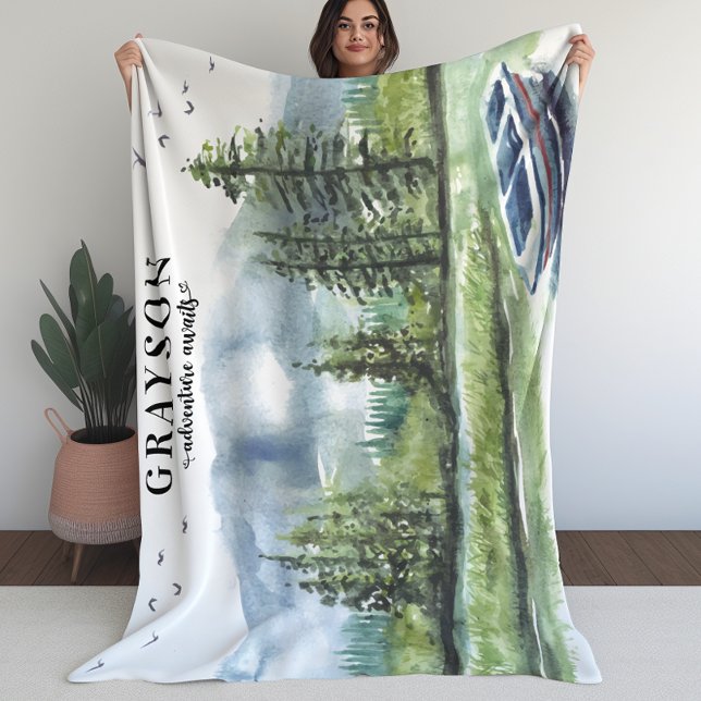 Manta Polar Aventura de montaña rusa con barco + nombre person (Rustic Mountain Adventure with Boat + Custom Name Fleece Blanket (L))
