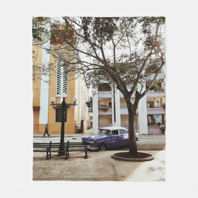 MANTA POLAR AZUL SEDAN ESTACIONADO CERCA DE EDIFICIO BLANCO (Anverso)