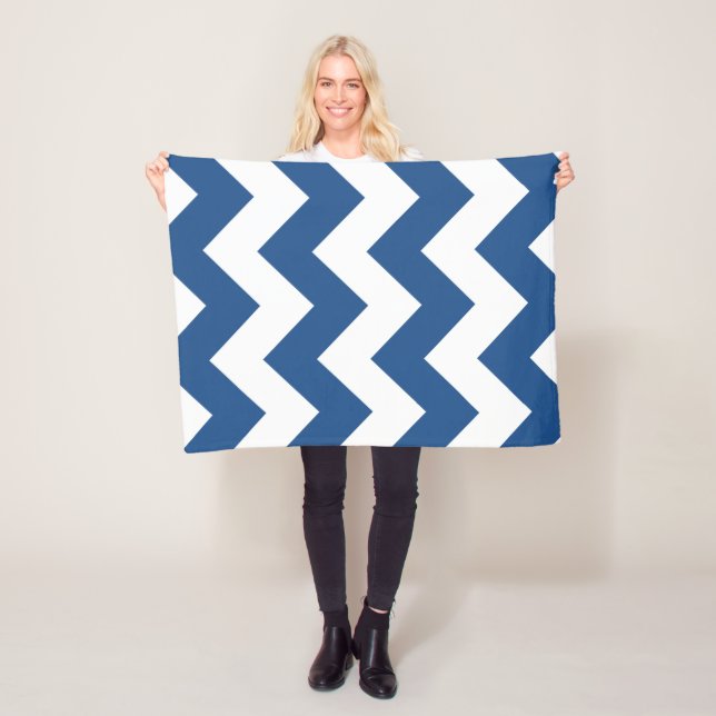 Manta Polar Azul y Blanco Chevron (In situ)