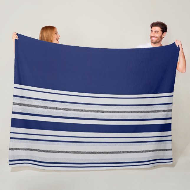 Manta Polar Azul y blanco rayado con acentos negros (In situ)