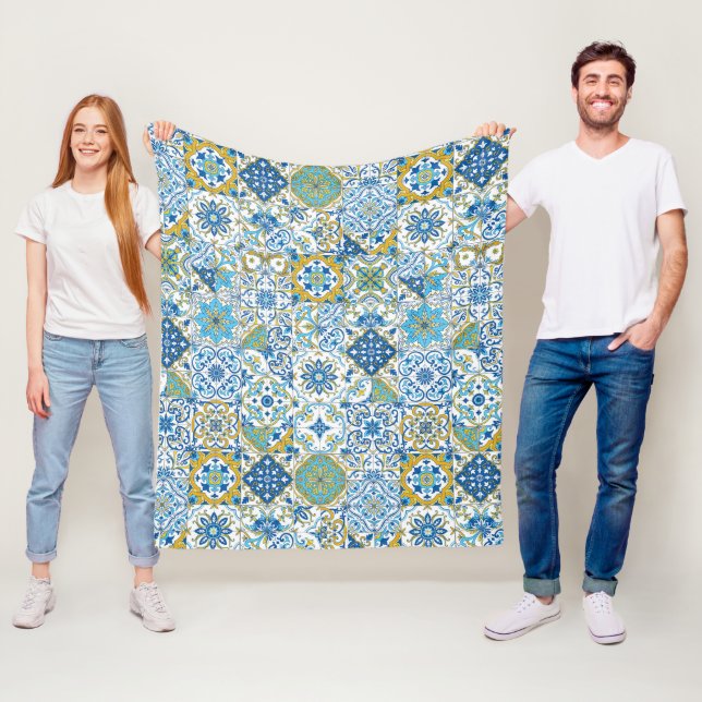 Manta Polar Azulejos en azul y amarillo (In situ)