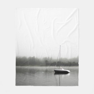 MANTA POLAR BARCO NEGRO Y BLANCO EN EL LAGO