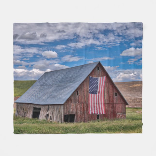 Manta Polar Barn con bandera estadounidense| Colfax, Washingto (Frente (Horizontal))