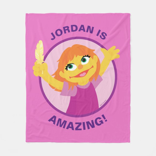 Manta Polar Barrio Sésamo | Julia Holding Feather (Anverso)