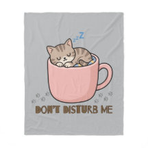 Bebé mantita de gatito dormido en taza de té