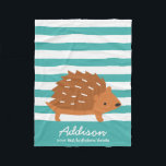Manta Polar Bebé personalizado y lindo animal de peluche a ray<br><div class="desc">Suéltate con esta adorable manta personalizada de lana con un lindo edgehog marrón sobre un fondo de rayas verde azuladas y blancas. (Puede cambiar fácilmente el color de las franjas haciendo clic en el personalizar y, a continuación, desplazarse al selector de color.) Personalizar agregando un nombre y una línea adicional...</div>