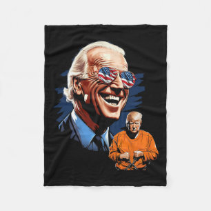 Manta Polar Biden Se Ríe De Trump Para Encarcelar A Tee Anti-T