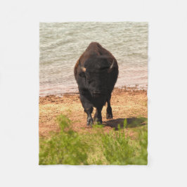 Manta Polar Bison junto al agua