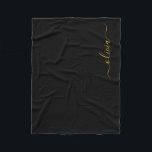 Manta Polar Black Gold Girly Monograma Nombre moderno<br><div class="desc">Monograma de color negro y oro Monograma: funda de papel. Esto hace que el dulce perfecto cumpleaños 16,  boda,  ducha de novia,  aniversario,  ducha de bebé o fiesta de soltera sea regalo para alguien que ama el lujo glam y los estilos de moda.</div>